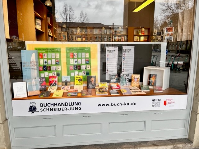 Schaufenster 1 der Buchhandlung Schneider-Jung in Karlsruhe präsentiert Buchtitel zum Preis der Leipziger Messe